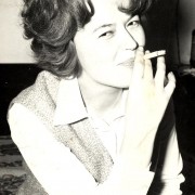 stere_sah_istoria_sahului - Chis Emilia fumand Chis Emilia fumand