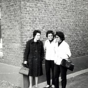 stere_sah_istoria_sahului - Nicolau Alexandra - nedatat cu 2 sahiste Nicolau Alexandra - nedatat cu 2 sahiste