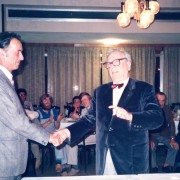 22 septembrie 1985 – Riccione (ITA). În timpul banchetului final dat în cinstea participanţilor la Congresul problemiştilor, dl. G. Mirri îi strânge mâna directorului turneului mondial al dezlegătorilor, Virgil Nestorescu