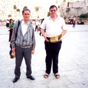 1996 – Ierusalim, în curtea care duce la Zidul Plângerii. V. Nestorescu şi prietenul Theo Tauber