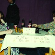 1994, Timișoara. Turneul internațional feminin. Ligia Jicman în partida cu Narcisa Mihai, fosta sa elevă la C.S.Ș. nr. 1 Timișoara