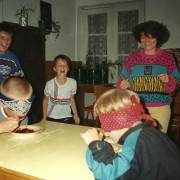 1995. Ligia Jicman cu elevii săi de la C.S.Ș. nr. 1 Timișoara, într-un moment de relaxare la tabăra de la Gărâna