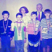 1996, Eforie Nord - Jicman Ligia și tatăl său, Aurel Jicman, împreună cu elevii antrenați la C.S.Ș. nr. 1 Timișoara: (de la stânga) Tamas Balla, Gabriel Grecescu, Cristian Răuț, Mihai Pachia, echipă medaliată cu argint la Campionatul național pe echipe juniori 14 ani