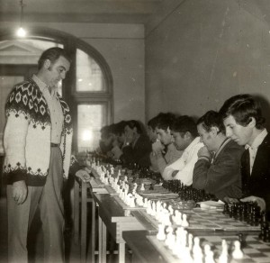 Ciocaltea Victor - In timpul unui simultan la sala I.T.B., martie 1974