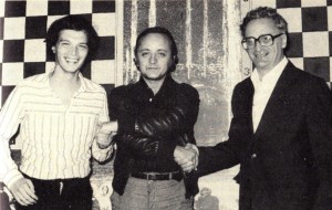 Florin Gheorghiu, câştigător la turneul Lloyds Bank Masters – 20-28.viii.1980, felicitat de Gyula Sax (HUN), stânga şi de Leonid Shamkovich (USA)