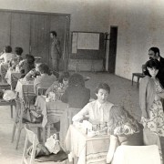 Eleonora Gogâlea, cu piesele negre, la masa din față