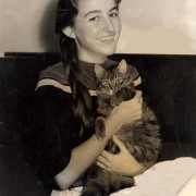 Fotografie datată 01.xii.1964 - Eleonora Gogâlea cu pisoiul preferat!