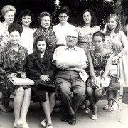 Eleonora Gogâlea (prima din dreapta, jos) în 1968, la Oradea