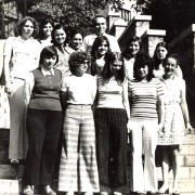 Eleonora Gogâlea (prima din dreapta, jos) și participantele la un turneu internațional de șah disputat la Plovdiv (Bulgaria)