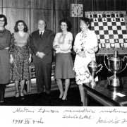 1978 - Fotografie cu autograful lui Janos Kadar, dedicată Susanei Makai. Echipa feminină a Ungariei a obţinut medalia de argint la Olimpiada de la Buenos Aires, 1978. De la stânga la dreapta: Zsuzsa Makai, Rita Kas, Janos Kadar, Maria Ivanka, Zsuzsa Veröczi