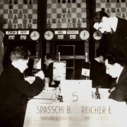1953 - Aspect de la partida Spasski - Reicher, urmărită cu atenţie de O'Kelly şi de Barcza