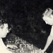 Gheorghe Candea jucând în simultanul dat de campionul mondial Anatoli Karpov