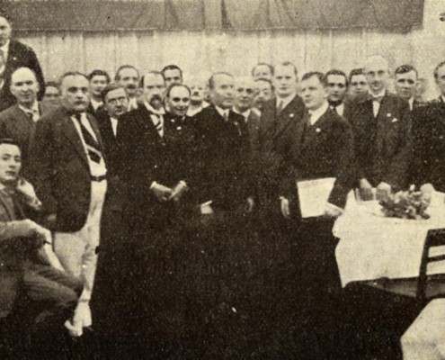 Fotografie de grup, Olimpiada de şah de la Praga. În rândul din faţă, de la dreapta: F. Marshall, H. Mattison, I. Gudju (cu dosarul alb în mână) şi campionul mondial A. Alehin. În rândul din faţă, în partea stângă (cu pantaloni albi) E. Bogoliubov, lângă el (cu ochelari) Dr. M. Vidmar, iar în spatele acestuia Roselli del Turco. În spatele lui Bogoliubov, în stânga este Golmayo, iar pe scaun Weenink.